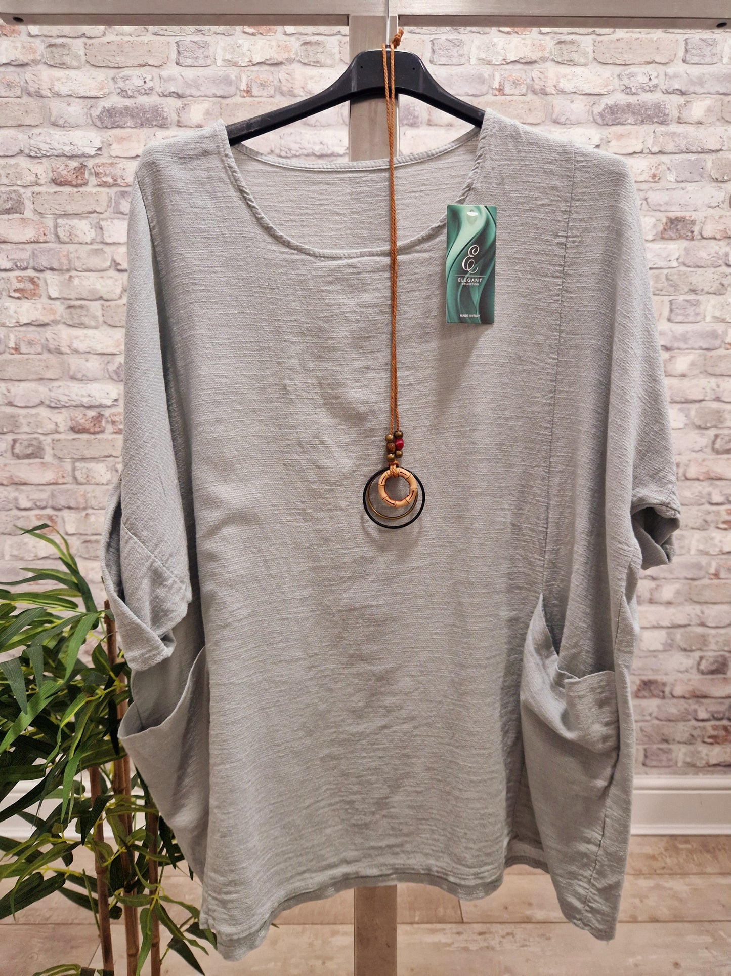 Plain Necklace Pocket Top made in Italy with 100% Cotton, featuring 2 front pockets and included necklace.