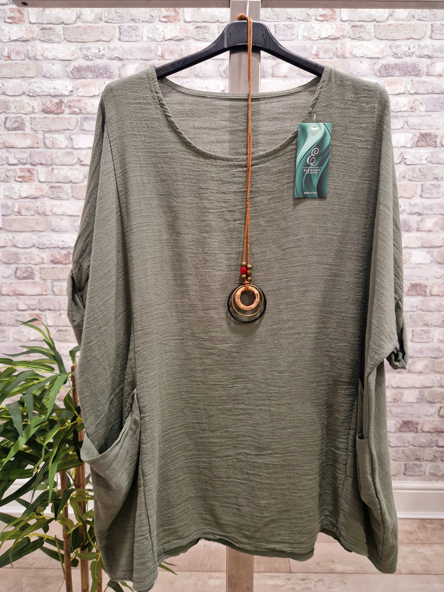 Plain Necklace Pocket Top, Italian-made 100% cotton, featuring two front pockets and an included necklace.