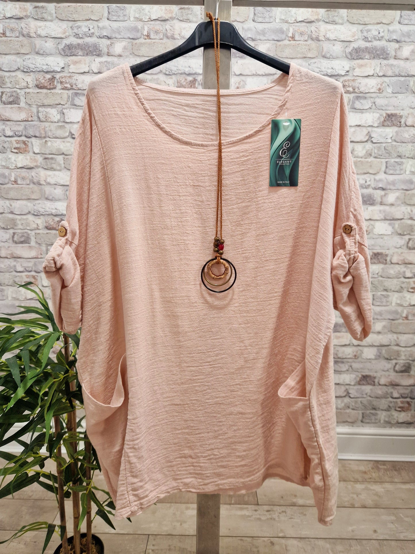 Plain Necklace Pocket Top with front pockets and included necklace, made in Italy from 100% cotton.