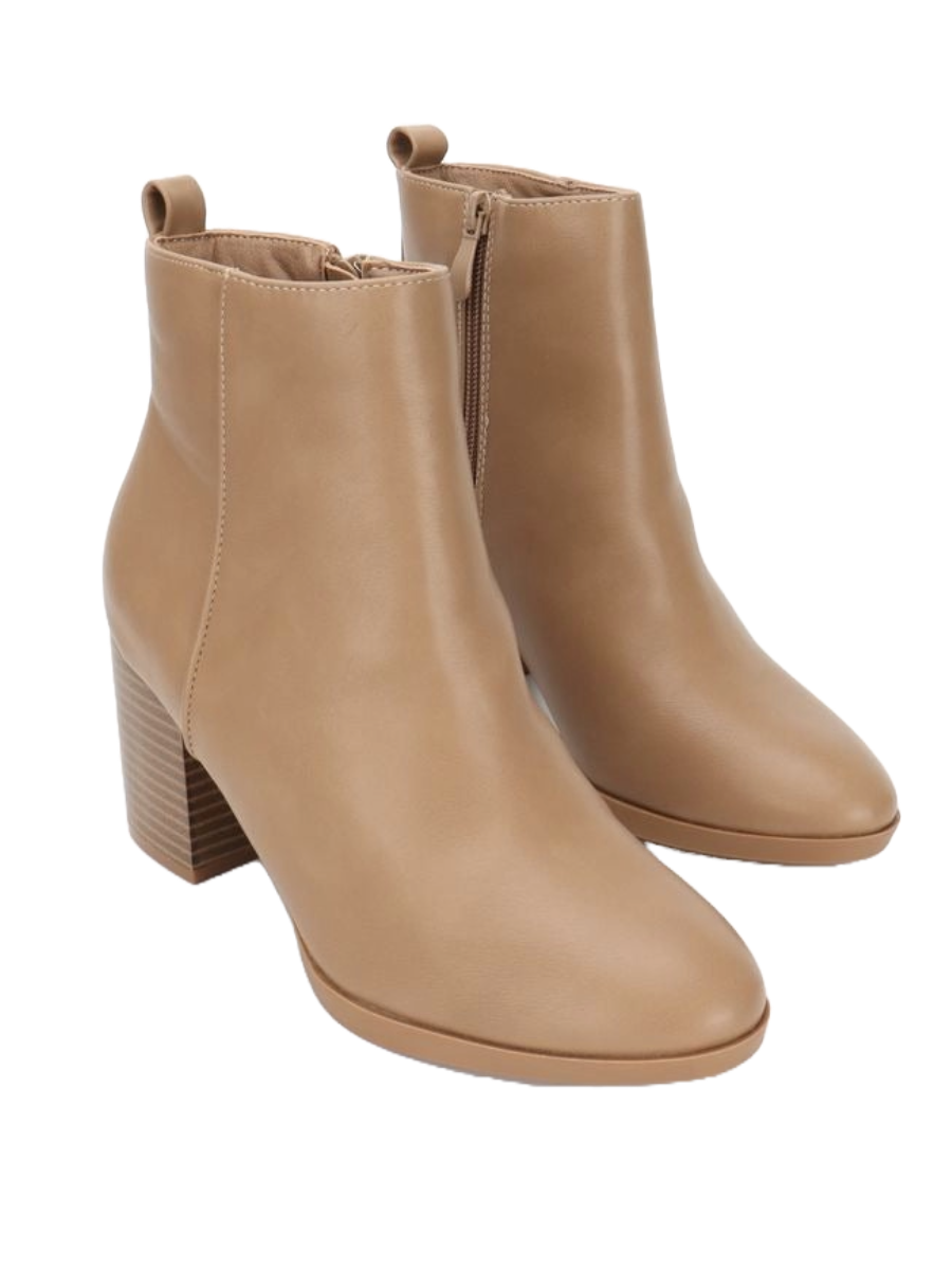 Plain soft heeled boot with faux leather and 7cm heel.