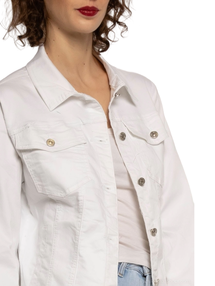White denim jacket made of 98% cotton and 2% elastane, perfect for casual outfits or dresses in spring/summer.