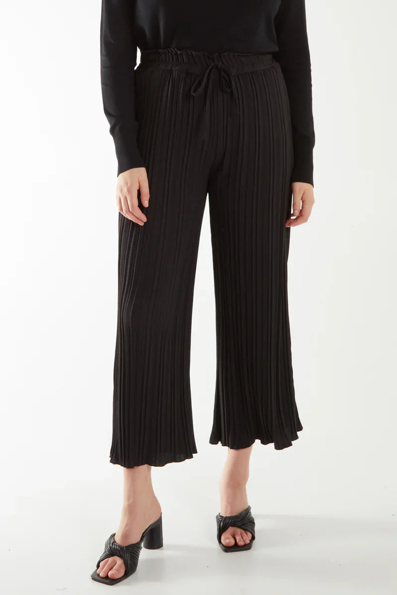 Wide leg plisse drawstring trousers with pleats.