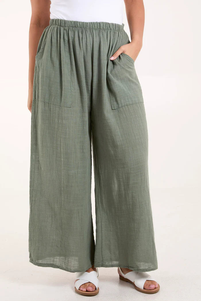 Cotton wide leg trousers with side pockets, made in Italy.