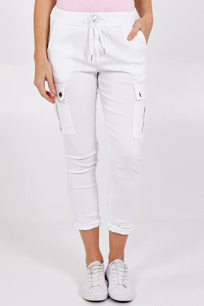 White magic cargo trousers with pockets, made of viscose, polyester, and elastane.