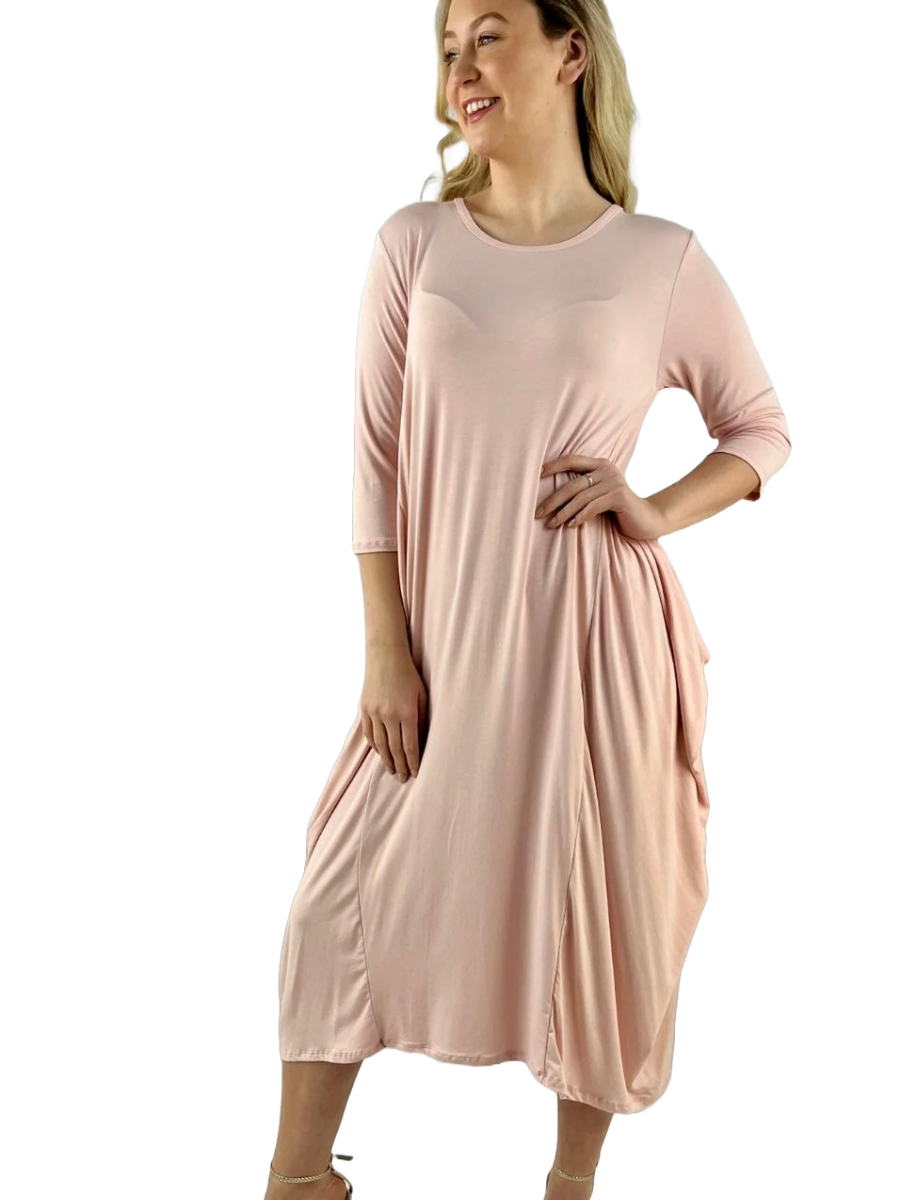 Parachute dress with 3/4 sleeves in light pink, made of viscose and elastane.