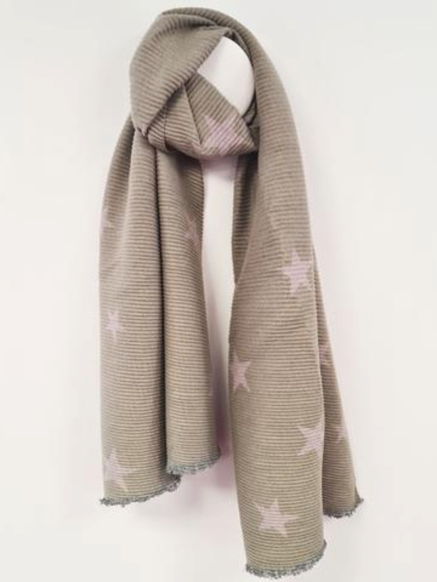 Pleated Star Scarf with textured design and reversible colors, 100% polyester.