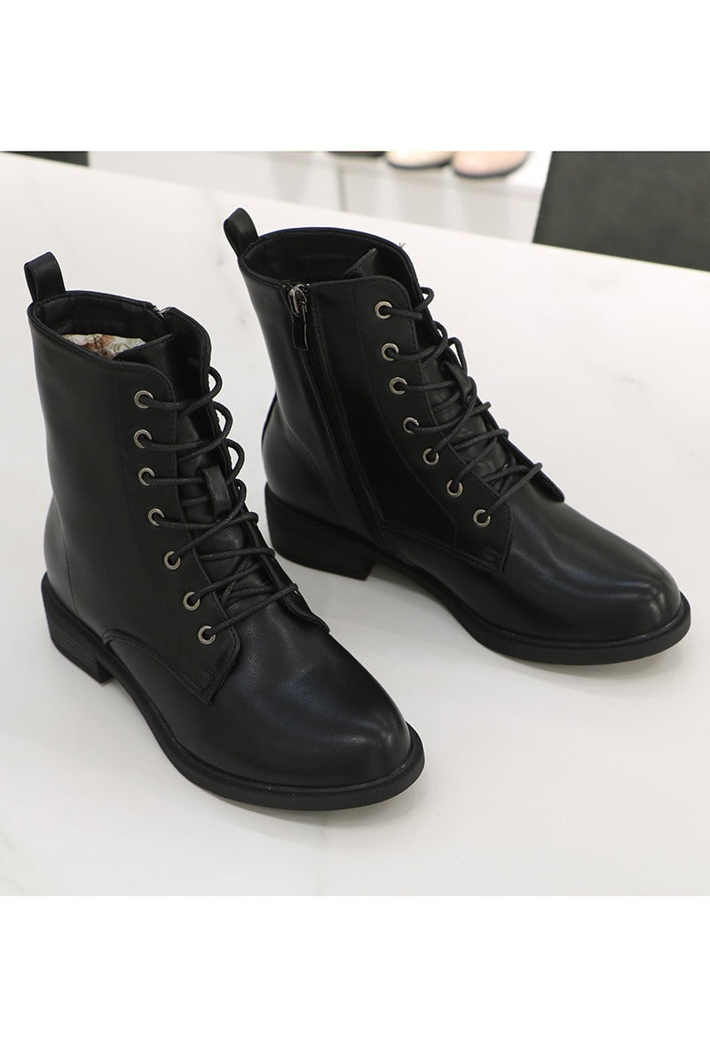 Black lace and zip soft boot with nice grip and pull tab.