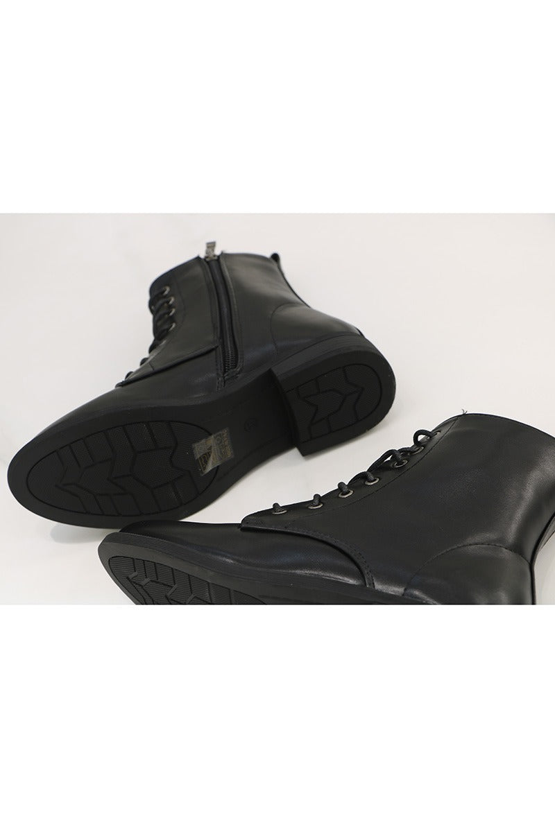 Black lace and zip soft boot with nice grip and pull tab.
