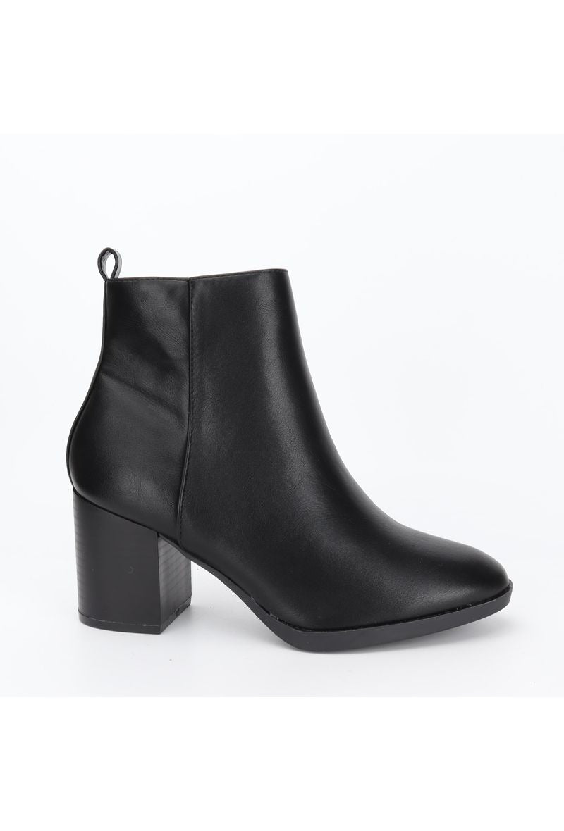 Plain soft heeled boot with 7cm heel in black faux leather.