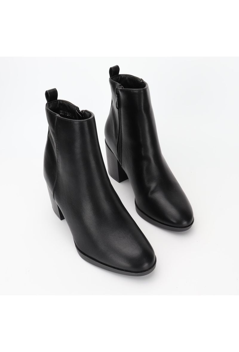 Plain soft heeled boot in faux leather with a 7cm heel and zip closure.