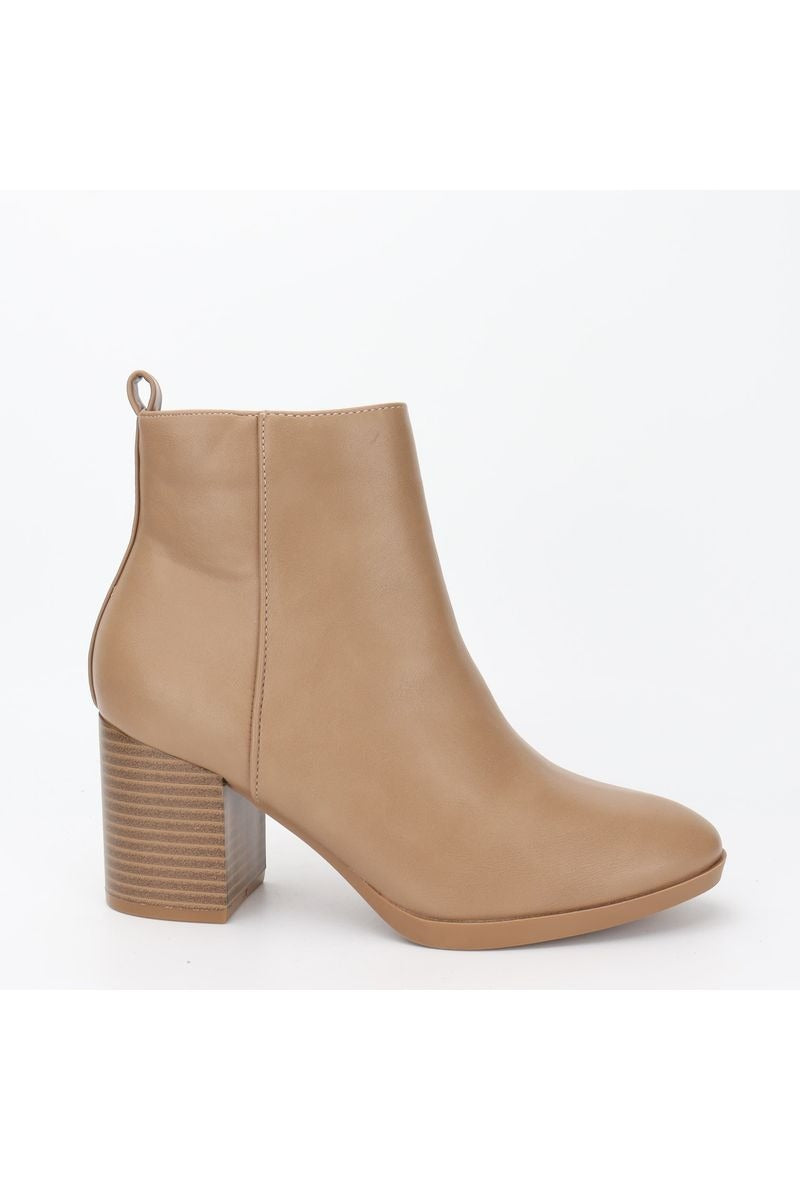 Plain soft heeled boot with faux leather and 7cm heel.