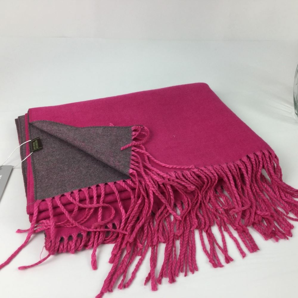Plain soft winter scarf in pink, made of 60% viscose and 40% polyester, with fringe detailing.