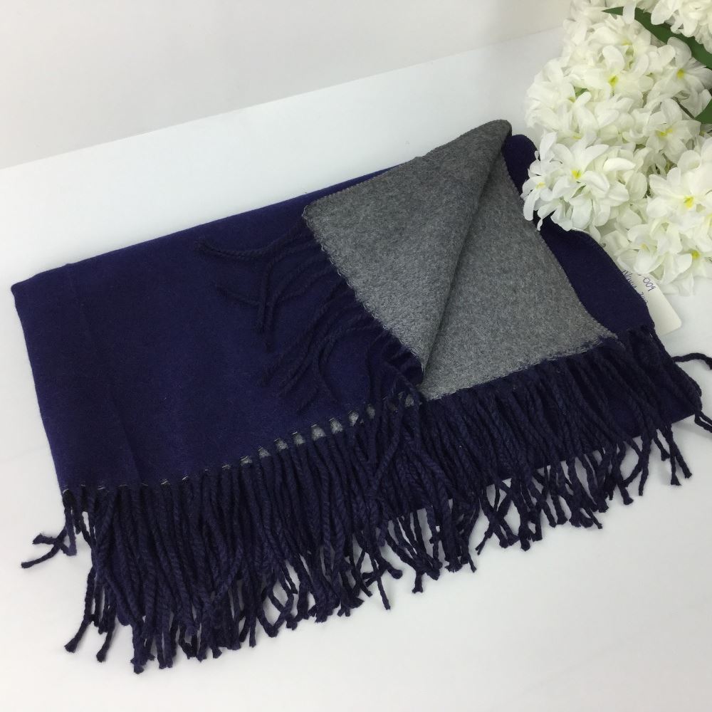 Plain soft winter scarf with fringe, made of 60% viscose and 40% polyester.