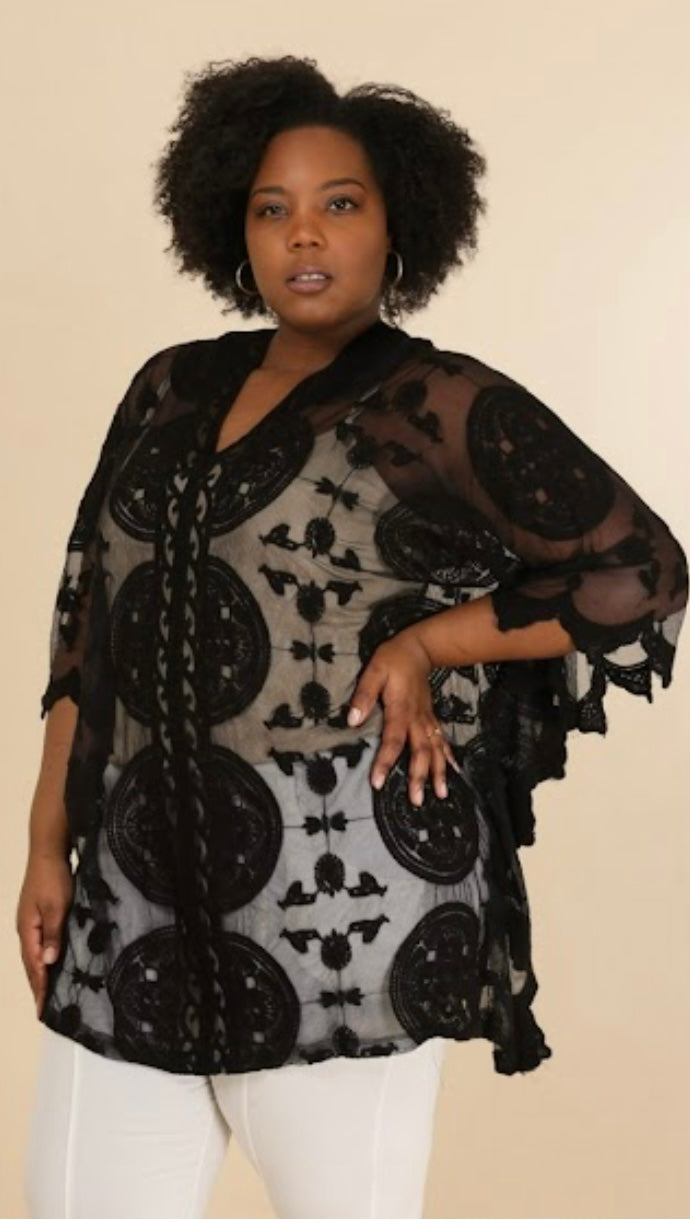 Plus-size black lace poncho made of cotton and nylon.