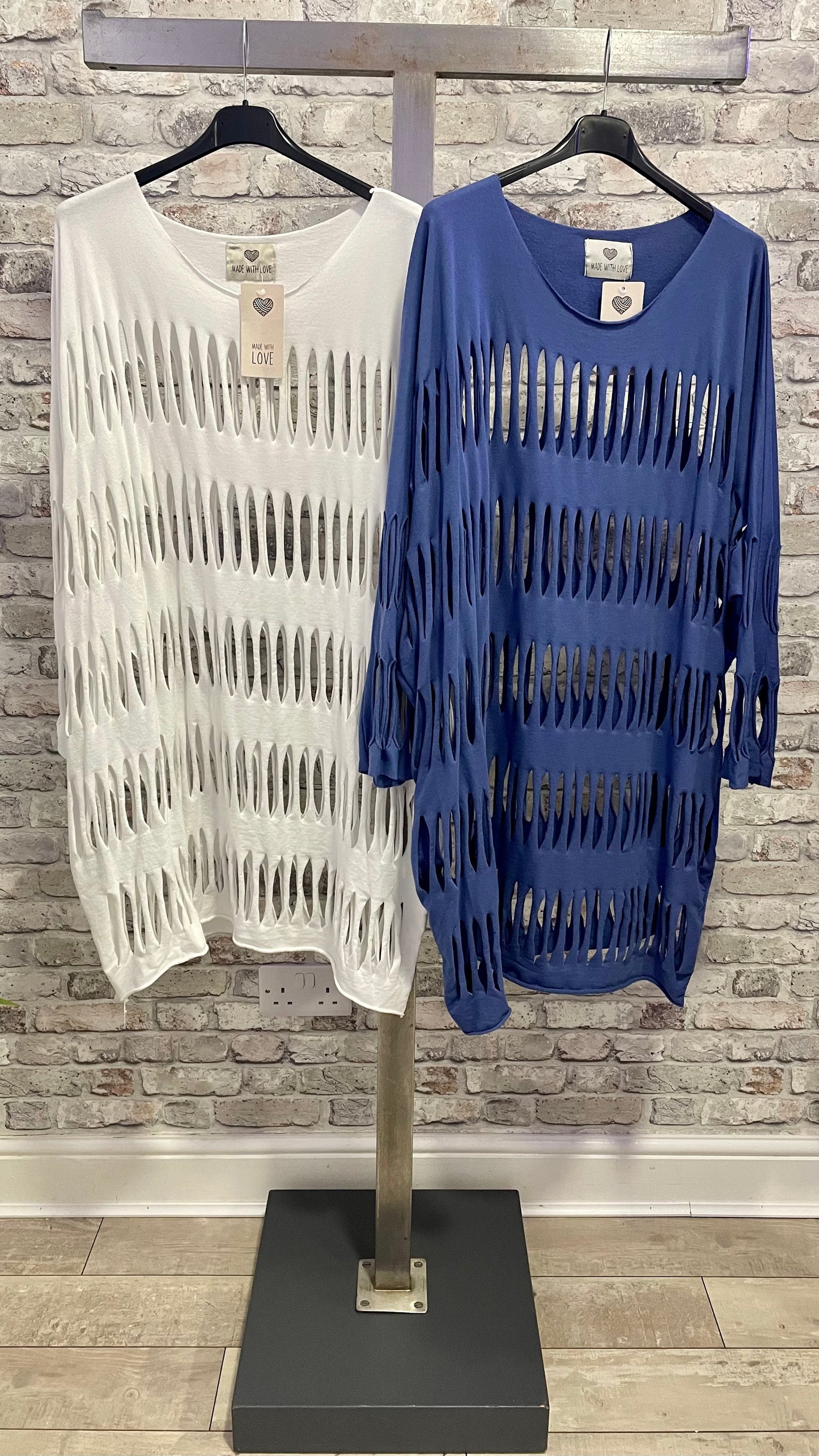 Perforated layering tunic made of 95% cotton and 5% elastane, available in white and blue.