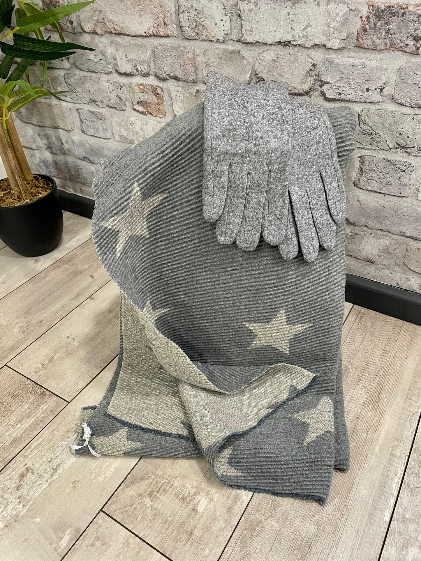 Pleated Star Scarf and Gloves