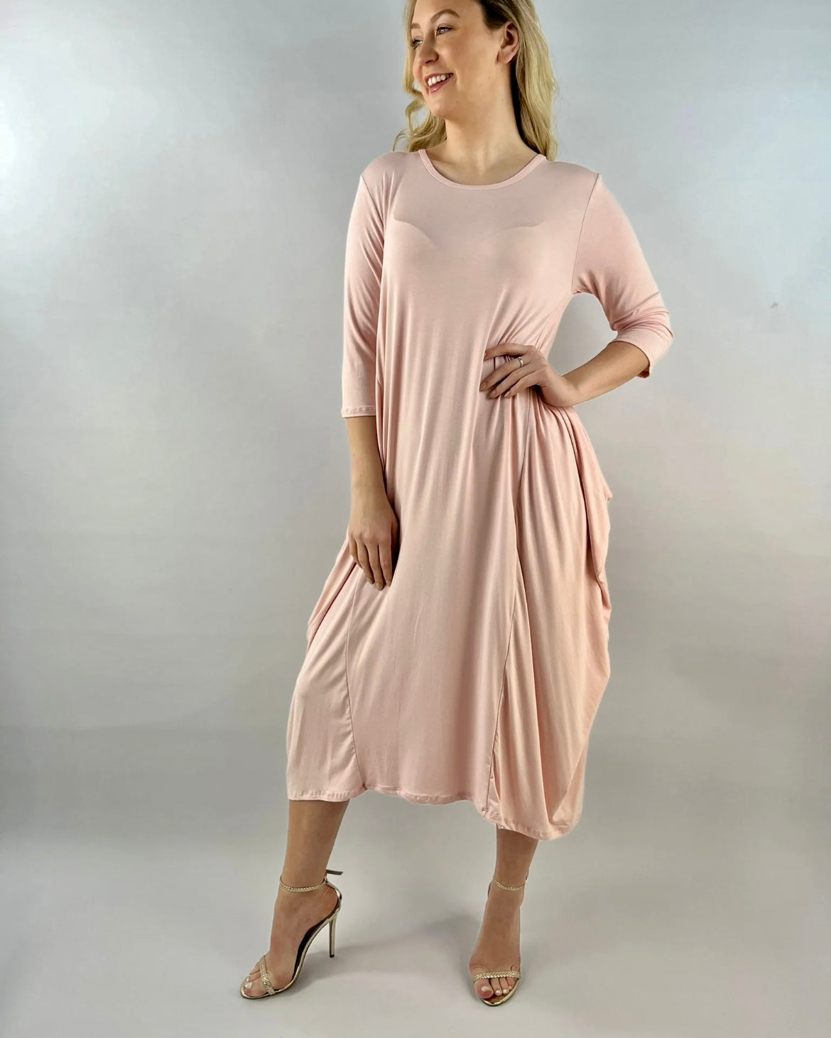 Parachute Dress 3/4 Sleeve in light pink with flowing design, ideal for women, made from 95% viscose and 5% elastane.
