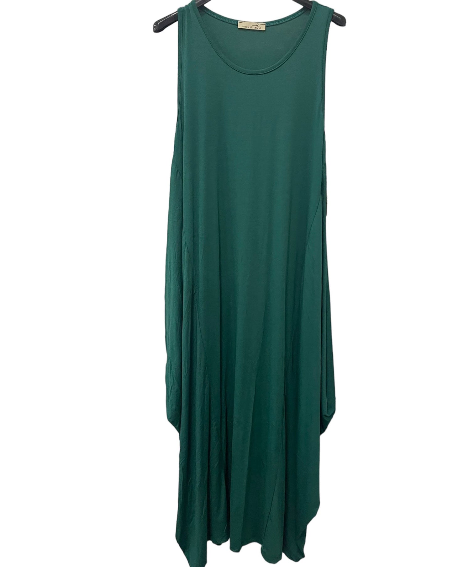 Sleeveless parachute dress with scoop neck and maxi style, made of viscose and elastane.