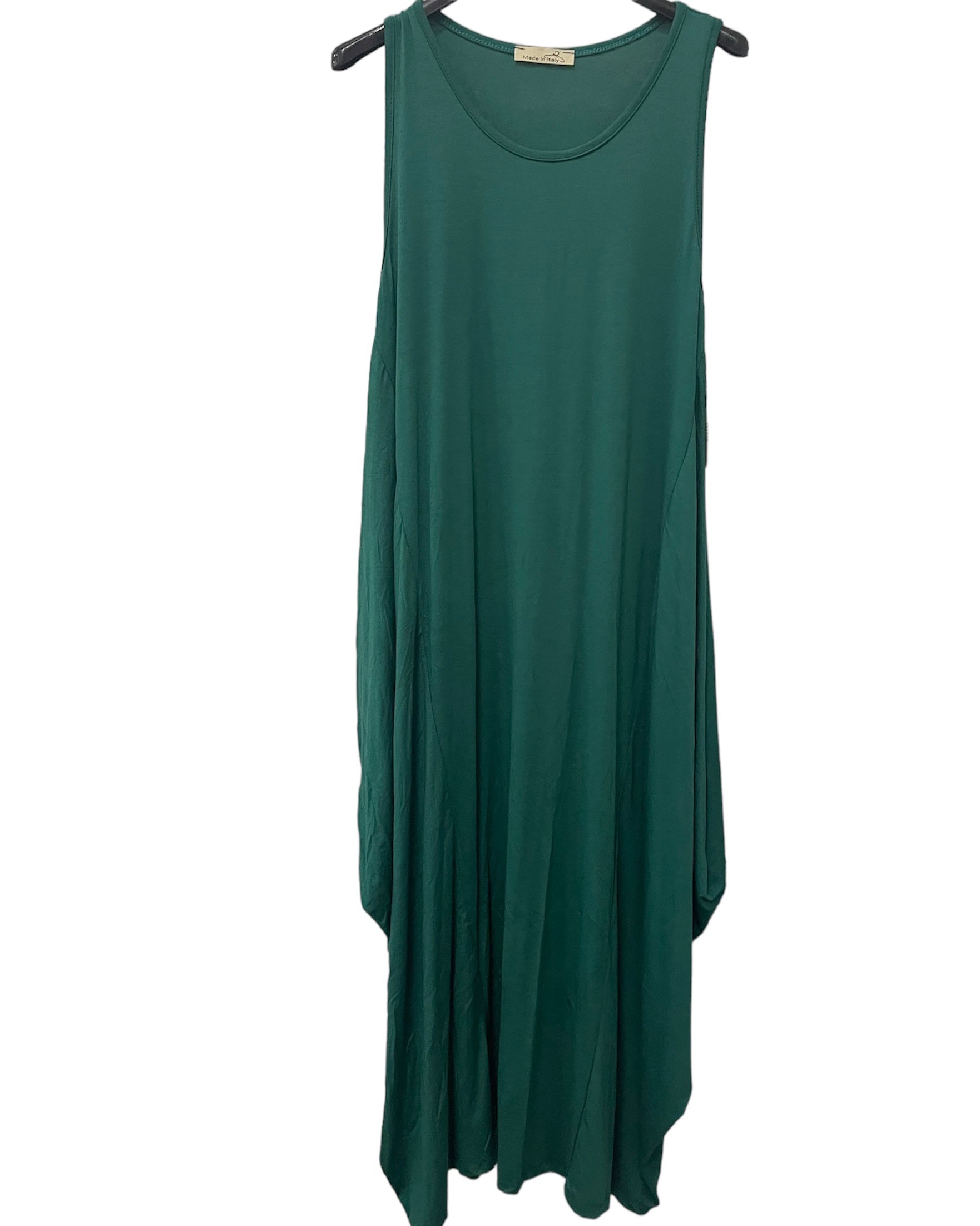 Sleeveless parachute dress with scoop neck and maxi style, made of viscose and elastane.