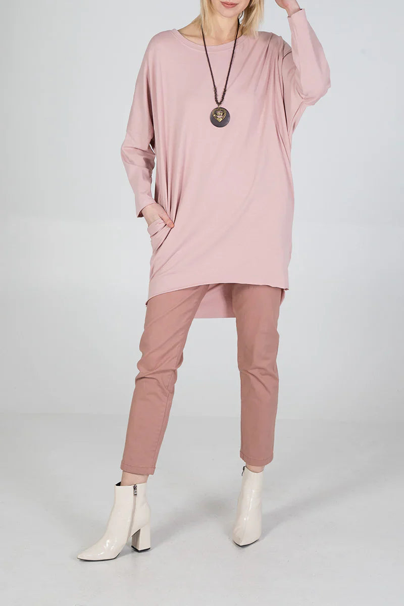 Long sleeve longline T-shirt with side pockets and necklace in light pink.