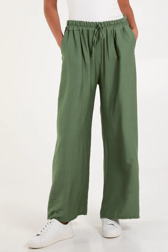 Wide leg crepe trousers made of 100% viscose in green.