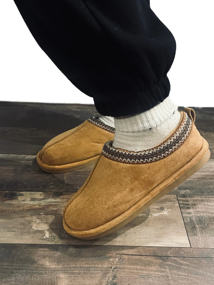 Snugg Slippers with faux fur and embroidered edge, brown color.