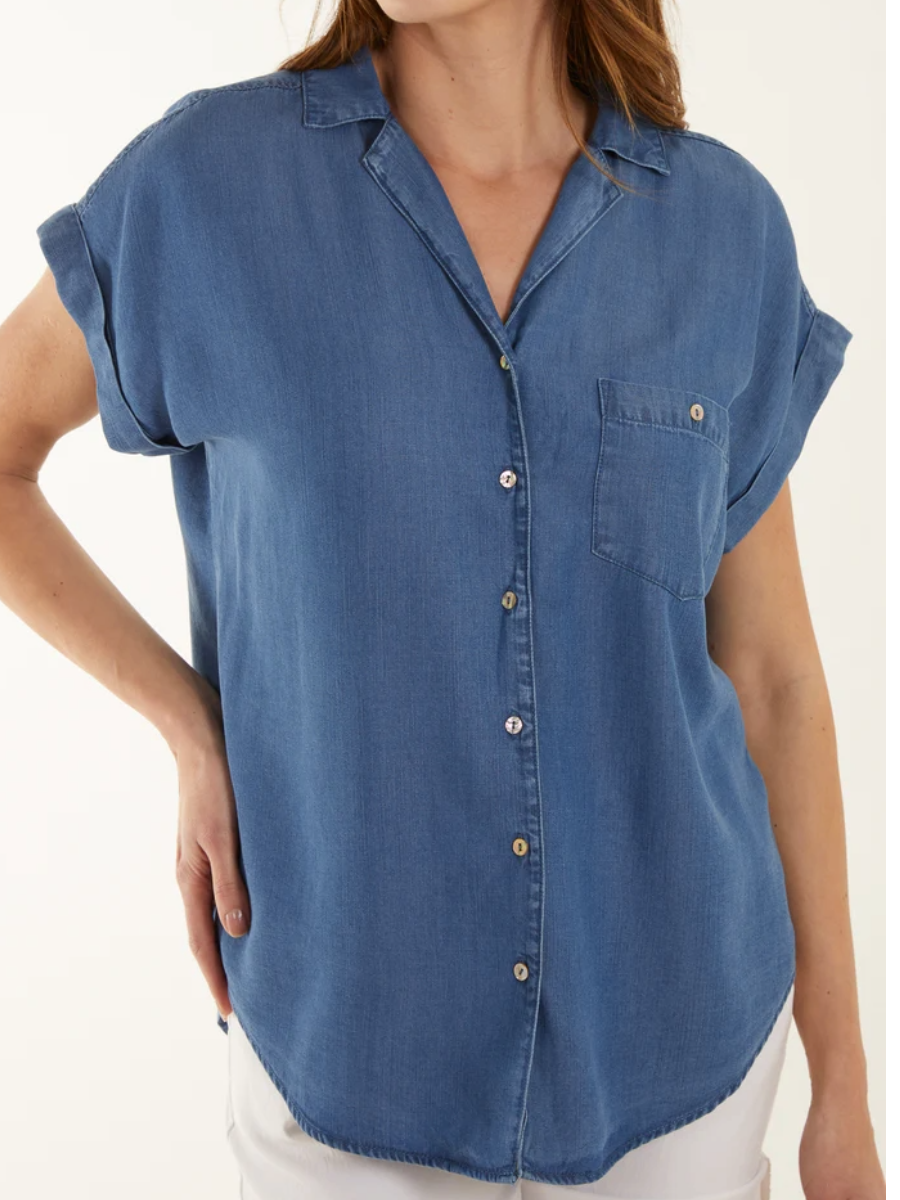 Tencel pocket short sleeve shirt with rolled sleeves in denim color.