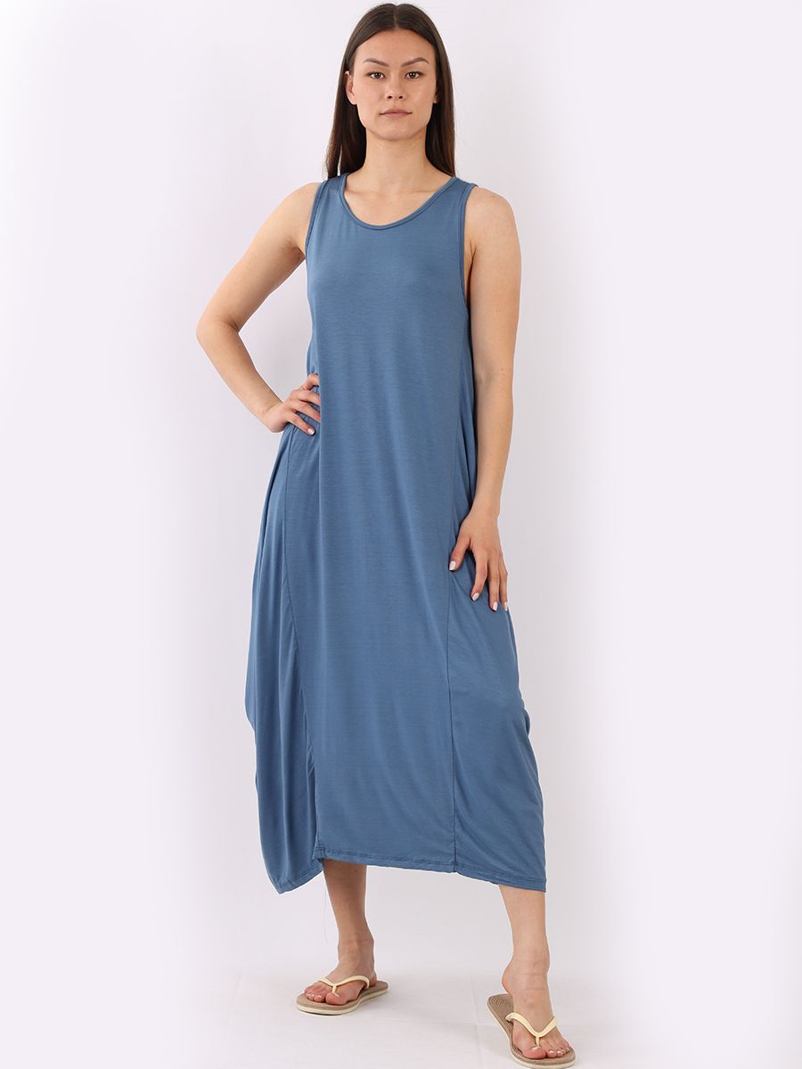 Sleeveless Parachute Dress with scoop neck in maxi style, made of 95% viscose and 5% elastane, worn by a model, front view.